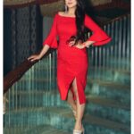 Falaq Naaz Instagram - 🍷 . . . Mua-: @simrank_makeovers Pc-: @jagjeet_photojournalist . . . #picoftheday #falaqnaaz #reddress #outfitoftheday
