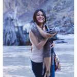 Falaq Naaz Instagram - Kabhi kabhi aas paas chand rehta hai Kabhi kabhi aas paas shaam rehti hai💙💫 . . . Pc-: @aatuuuuuuuuu . . . #ladakh #trip #throwback
