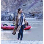 Falaq Naaz Instagram - Kabhi kabhi aas paas chand rehta hai Kabhi kabhi aas paas shaam rehti hai💙💫 . . . Pc-: @aatuuuuuuuuu . . . #ladakh #trip #throwback