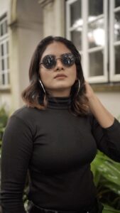 Gayathri Arun Instagram - Naan eppo varuven, eppadi varuvennu yarukkum theriyathu. Aana vara vendiya nerathula
correcta varuven🕶
New Start.... 
Coming soonnn…

🎥 @rd_stories93
Mua @ravishing_box @_sanaah._ 
Stylist @tessaannkoshy
