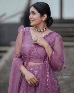 Gayathri Arun Instagram - 🌸Radiant in Rosy Blush Embrace the Subtle Charm of this Pastel Pink 
Delight🌸 #pastelcolors #pastelpink #workmode #enteammasupera 

MUA @amal_ajithkumar Stylist: doms.2010 
Costume: alankaraboutique
Jewellery: adorebypriyanka 
Photographer: unniharidas43