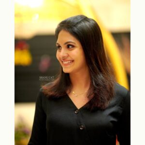 Gayathri Arun Instagram - Candids are always the best 😊.. 
📸 @click_and_touch