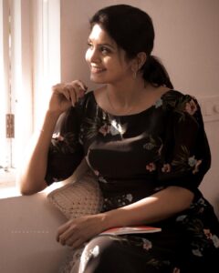 Gayathri Arun Instagram - Sunshine ☀️ #happymorning 
📸 @98craftman @rijo_r.j_ 
Costume @alluradst