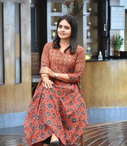 Gayathri Arun Instagram - A woman who knows her position will never lose her place.. She owns her Throne.. #happymorning #positivequotes #gayathriarun