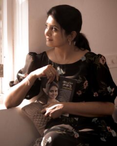 Gayathri Arun Instagram - Coruscating… ⚡️🌞 
 👗 @alluradst 
📸 @rijo_r.j_  @98craftman  #picoftheday #achappamkadhakal #photoshoot