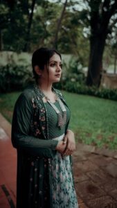 Gayathri Arun Instagram - Ft @gayathri__arun 🦋

MUA @_sanaah._ 💄 
Styling @tessaannkoshy 

#reelmood #reelsinstagram #reelitfeelit #actress #mallureels #southindiareels