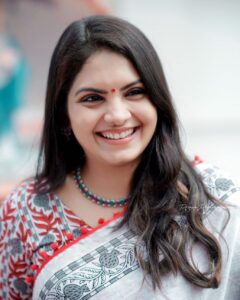 Gayathri Arun Instagram - A good time to laugh is anytime you can😄

Pc @prince_alpy 

#candid #laughlikeakid #quotesoftheday #gayathriarun