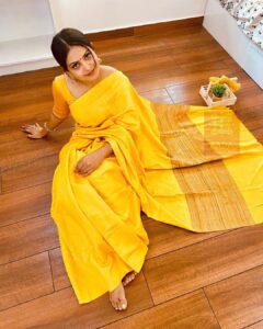 Gayathri Arun Instagram - 💫Good morning Insta fam 🌞
Saree @aada_the_infinite_design 
Jewellery @abharanashaala