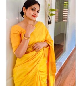 Gayathri Arun Instagram - 💛💛
Draped in @aada_the_infinite_design 

Jewelry @abharanashaala 

#happymorning 
#silksaree #sareelove