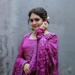 Gayathri Arun Instagram - 💜💜💜 MUA @amal_ajithkumar Stylist: @doms.2010 Costume: @zara_designs_thodupuzha Jewellery: @anokhi_priyakishore Photographer: @_j_o_r_d_h_a_n_ Show :Ente Amma Supera