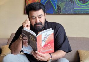 Gayathri Arun Instagram - നന്ദി ലാലേട്ടാ,

ഈ വലിയ സ്വപ്നം അങ്ങയിലൂടെ സഫലമായത് ദൈവാനുഗ്രഹം. അങ്ങയുടെ കൈകളിൽ ഇരിക്കുമ്പോ  എന്റെ അച്ഛപ്പം കഥകൾക്ക് കൂടുതൽ ഭംഗി.. 

@mohanlal 

#achappamkadhakal