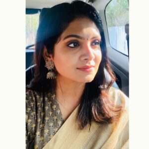 Gayathri Arun Instagram - Sending sunshine vibes from my sunny day! 🌞 #sundayquotes #summertime #sunnyday #sareelove
