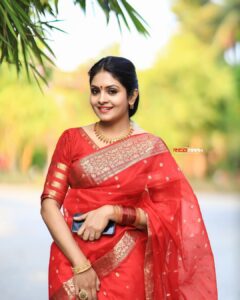 Gayathri Arun Instagram - ❤️❤️ 
📸 @redmark_weddings draped in @byhand.in 
Jewellery @abharanashaala