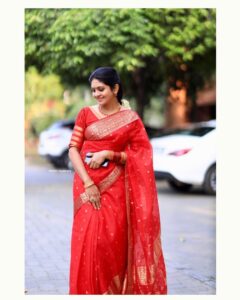 Gayathri Arun Instagram - ❤️🌹 
📸 @redmark_weddings 
Draped in @byhand.in 
Jewellery @abharanashaala 
Hair and styling @styledbysavu