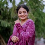 Gayathri Arun Instagram - 💜💜💜 MUA @amal_ajithkumar Stylist: @doms.2010 Costume: @zara_designs_thodupuzha Jewellery: @anokhi_priyakishore Photographer: @_j_o_r_d_h_a_n_ Show :Ente Amma Supera