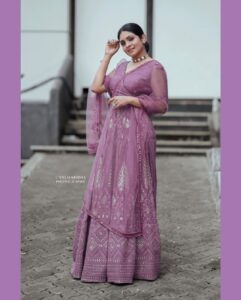 Gayathri Arun Instagram - 🌸Radiant in Rosy Blush Embrace the Subtle Charm of this Pastel Pink 
Delight🌸 #pastelcolors #pastelpink #workmode #enteammasupera 

MUA @amal_ajithkumar Stylist: doms.2010 
Costume: alankaraboutique
Jewellery: adorebypriyanka 
Photographer: unniharidas43