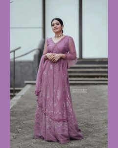 Gayathri Arun Instagram - 🌸Radiant in Rosy Blush Embrace the Subtle Charm of this Pastel Pink 
Delight🌸 #pastelcolors #pastelpink #workmode #enteammasupera 

MUA @amal_ajithkumar Stylist: doms.2010 
Costume: alankaraboutique
Jewellery: adorebypriyanka 
Photographer: unniharidas43