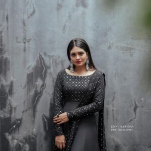 Gayathri Arun Instagram - Mysterious allure embodied in black 💫🖤

📸 @unniharidas43 
MUA @amal_ajithkumar 
Styling @doms.2010 
Costume @zara_designs_thodupuzha