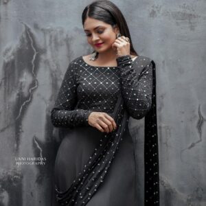 Gayathri Arun Instagram - Mysterious allure embodied in black 💫🖤

📸 @unniharidas43 
MUA @amal_ajithkumar 
Styling @doms.2010 
Costume @zara_designs_thodupuzha