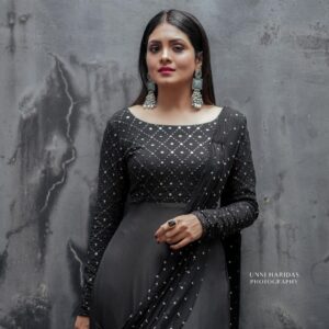 Gayathri Arun Instagram - Mysterious allure embodied in black 💫🖤

📸 @unniharidas43 
MUA @amal_ajithkumar 
Styling @doms.2010 
Costume @zara_designs_thodupuzha