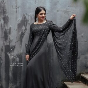 Gayathri Arun Instagram - Mysterious allure embodied in black 💫🖤

📸 @unniharidas43 
MUA @amal_ajithkumar 
Styling @doms.2010 
Costume @zara_designs_thodupuzha