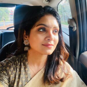 Gayathri Arun Instagram - Sending sunshine vibes from my sunny day! 🌞 #sundayquotes #summertime #sunnyday #sareelove