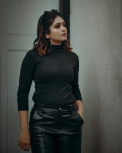 Gayathri Arun Instagram - 🖤🖤
