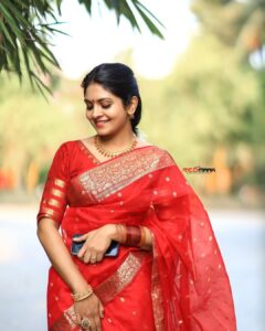 Gayathri Arun Instagram - ❤️❤️ 
📸 @redmark_weddings draped in @byhand.in 
Jewellery @abharanashaala