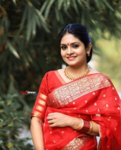 Gayathri Arun Instagram - ❤️❤️ 
📸 @redmark_weddings draped in @byhand.in 
Jewellery @abharanashaala