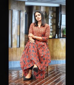 Gayathri Arun Instagram - A woman who knows her position will never lose her place.. She owns her Throne.. #happymorning #positivequotes #gayathriarun
