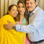 Hamida Khatoon Instagram – Happy marriage anniversary ammi & Bapi (dad) love you ♾❤️

My dad is my strength 
My mom is my love 
♾❤️😘

Do you remember this picture and song?

#happy 
#happyness 
#myworld 
#love 
#infinity