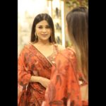 Hamida Khatoon Instagram - 𝓘 𝓵𝓸𝓿𝓮 𝔂𝓸𝓾 Designer :- @ohanahyd Styles by :- @khan_mehraj Earrings :- @ambicapearlsandjewellers Photographer :- @shobas__pixels Make up by me 😉 #hamida #hamidakhatoon #style #iloveyou #love #infinity #smilingqueen #smile #instagram