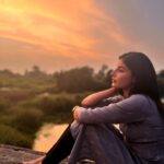 Harshita Gaur Instagram - बीचमें। हूँ कहीं बीचमें।। जहाँ मिलते हैं ज़मीं-आसमां, जहाँ झूलता है शाख़ से पत्ता, टूटकर मिट्टी को छूने से पहले, जहाँ रात और दिन मिलते हैं, मौसम गुनगुने से फैले। अधूरी हूँ या अपने आप में पूरी हूँ? बीचमें हूँ मैं। प्यार है , नहीं भी डर है , होंसला भी। आँसू हैं, सूखे हुए प्यास है, रूठी हुई।। क्या ढूंढ रही हूँ? ख़ुद को, या ख़ुद में सबको? बीचमें हूँ कहीं। पहले से थोड़ी आगे पोहचने से थोड़ी पीछे कही हूँ मैं, बीचमें।। ~ HSG Dimpy ♥️ #mirzapur3
