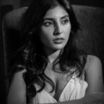 Harshita Gaur Instagram - Nazar kahi bhi ho! Dil tumhari taraf hai . . . 📸 @mainaurmeracamera @punya.makeupandhair
