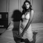 Harshita Gaur Instagram - 🖤 . . . @mainaurmeracamera @punya.makeupandhair