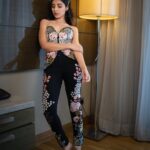 Harshita Gaur Instagram - 🖤 ✨ . . 📸 @areesz 👗: @samantchauhan Styled by : @priyaaa24 assisted by @bhairaviahuja MUA @bhavyaarora assisted by @_praveenvarma Managed by @namisehgal @bling_entertainment