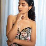 Harshita Gaur Instagram - 🖤 ✨ . . 📸 @areesz 👗: @samantchauhan Styled by : @priyaaa24 assisted by @bhairaviahuja MUA @bhavyaarora assisted by @_praveenvarma Managed by @namisehgal @bling_entertainment