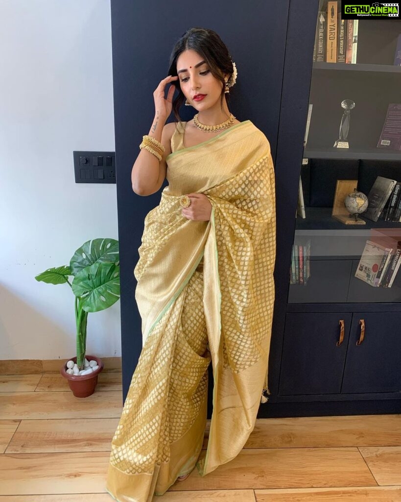 Harshita Gaur Instagram - Saree ♥️ . . MUA @ruchikadasofficial bhabhiiii 😘