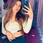 Hiba Nawab Instagram - Mirror mirror on the wall Tell me who’s the craziest of em all 😜 PS - find the photobomber @raashi_bawa 😝 Mumbai, Maharashtra