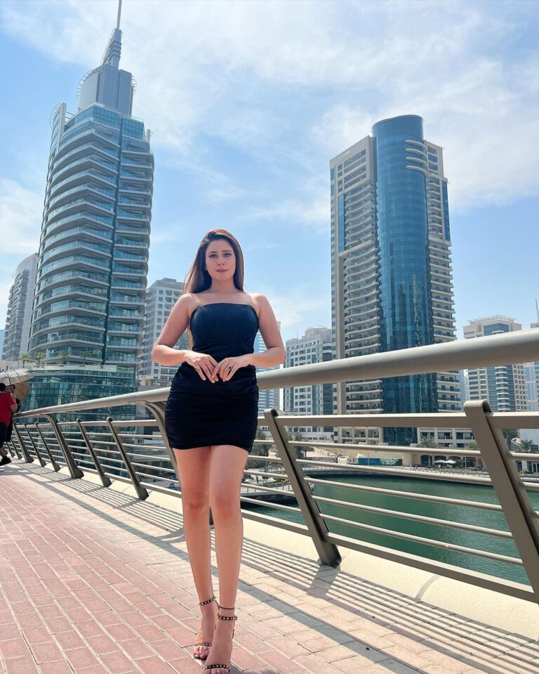 Hiba Nawab Instagram - 🖤 . Styled by @dhartigulati Dubai Marina