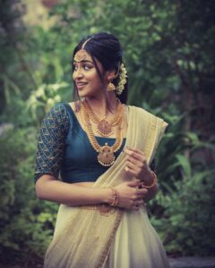 Indhuja Ravichandran Instagram - Its ONAM ♥️ 
Lets be happy and celebrate 🌺 

Wardrobe : @rehanabasheerofficial 
Photography : @kiransa 
Hair stylist : @salonvolum
Jewellery: @chennaigoldhouse 

#happyonam #godsowncountry #onamcelebration