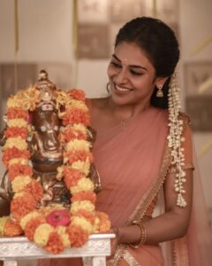 Indhuja Ravichandran Instagram - இனிய விநாயகர் சதுர்த்தி வாழ்த்துக்கள் 🙏🙏🙏

Happy Vinayagar Chathurthi ✨

#happyganeshchaturthi

Wardrobe/Styling @labelswarupa
Hair : @mani_stylist_
Jewellery : @original_narayanapearls