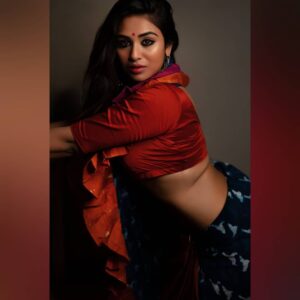 Indhuja Ravichandran Instagram - "DO NOT WAIT TO STRIKE TILL THE IRON IS HOT BUT MAKE IT HOT BY STRIKING.”💫 Photography @soozanapvan
Hair & Make up @renuka_mua
Styling @beingroofa
Outfit @colorsandmirrors 
Studio: @studio24chennai