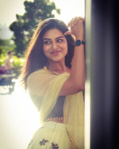Indhuja Ravichandran Instagram - Happy Sunday 
Shot by @cinematographer_gautham 
Wardrobe @adhiktha_by_sn
#selfmakeup #newyearevent #singapore