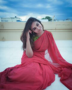 Indhuja Ravichandran Instagram - Happy vinayagar chathurthi 🌺 
In the name of ganesha, lets pray for a fresh and happy world.
Everything is getting better, 
Everything will be alright, 
On this day, i wish good health and happy life for each and every one. 
All good..all good ♥️ 

Wardrobe : @thenmozhidesigns
Earrings : @original_narayanapearls
#happyvinayagarchathurthi #jaiganesha #letsbeginfresh