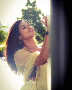 Indhuja Ravichandran Instagram - Happy Sunday 
Shot by @cinematographer_gautham 
Wardrobe @adhiktha_by_sn
#selfmakeup #newyearevent #singapore