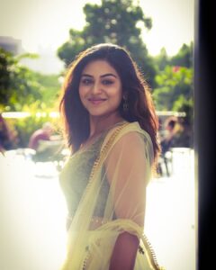Indhuja Ravichandran Instagram - Happy Sunday 
Shot by @cinematographer_gautham 
Wardrobe @adhiktha_by_sn
#selfmakeup #newyearevent #singapore