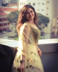 Indhuja Ravichandran Instagram - Happy Sunday 
Shot by @cinematographer_gautham 
Wardrobe @adhiktha_by_sn
#selfmakeup #newyearevent #singapore