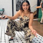 Ira Khan Instagram - A girl gang spotted in their natural habitat 📸 🌹😹♥️ defining characteristics - always ready to get into awkward squats in public (with no shame) for each other 😎