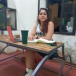 Ira Khan Instagram - Its such a nice day today! So I'm working outside. And I've been so productive and chirpy! How was your day? 🌞 . . . #bombay #bombaywinter #matching #dressup #dressupforwork #work #outdoors #bench #pinicbench #agatsufoundation #goodday Mumbai, Maharashtra